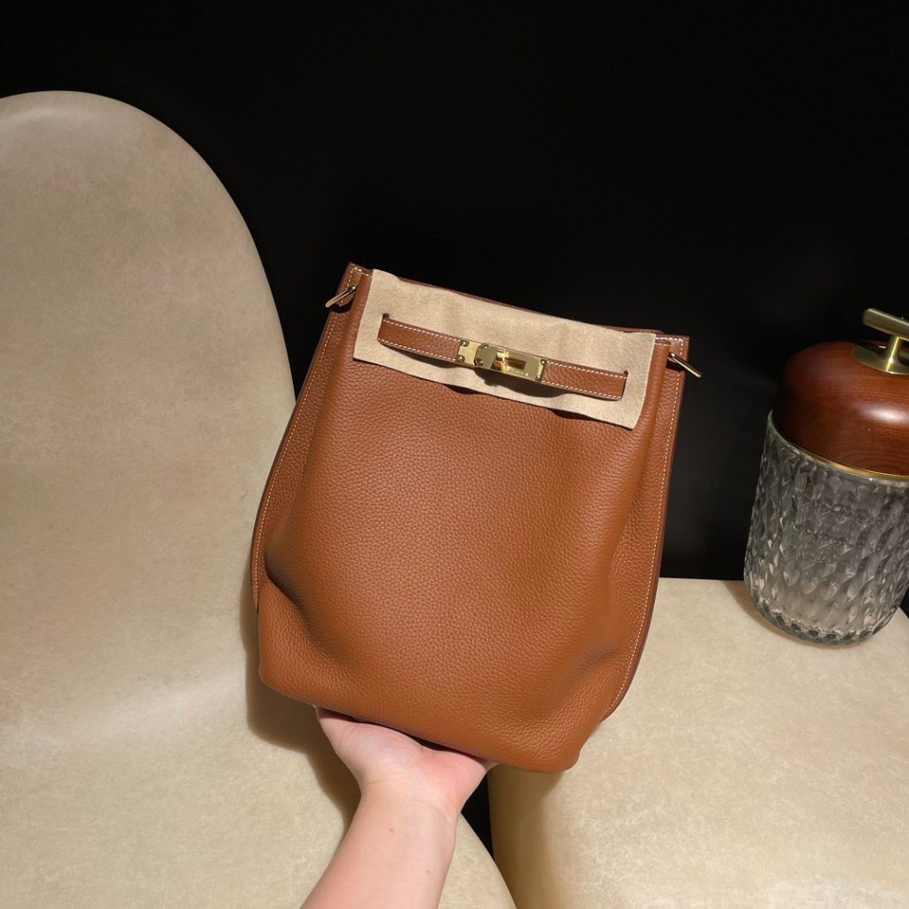 HERMES ソケリー 22cm トリヨン・クレマンス革 37 ゴールド 幅広肩紐は、高級皮革の質感、限定色の魅力、実用的な幅広肩紐を融合させた「レトロモダン」なマイノリティーモデル